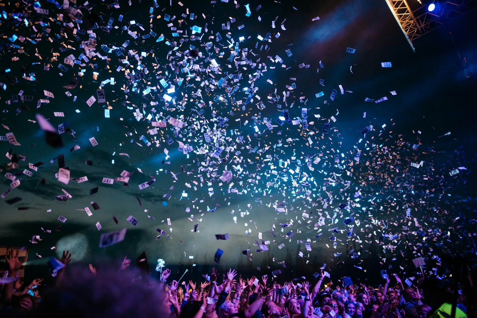 Beach Clubs with Live Music & Entertainment Dubai 2026: DJ Events Guide